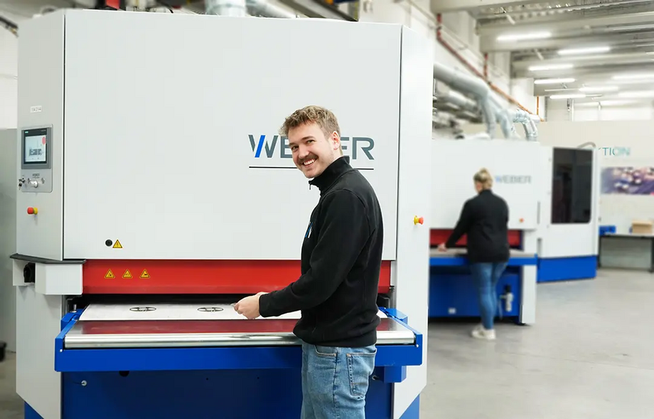 Weber Mitarbeiter arbeitet an Weber Schleifmaschine
